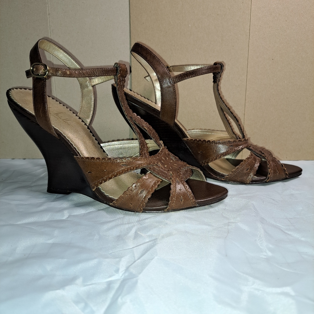 Nicole Miller wedge t-strap sandle Sz. 8